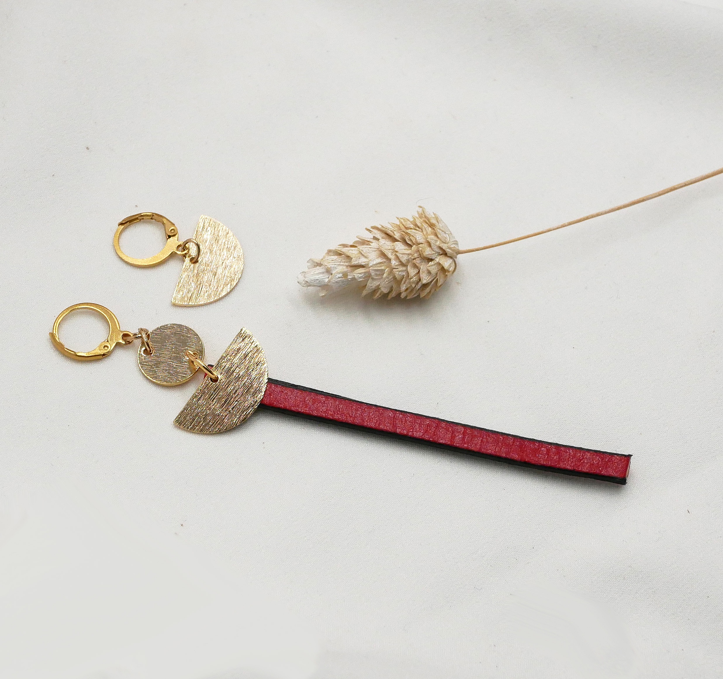 Pendiente largo colgante chapado en oro Solo Piel roja o del color que prefiera