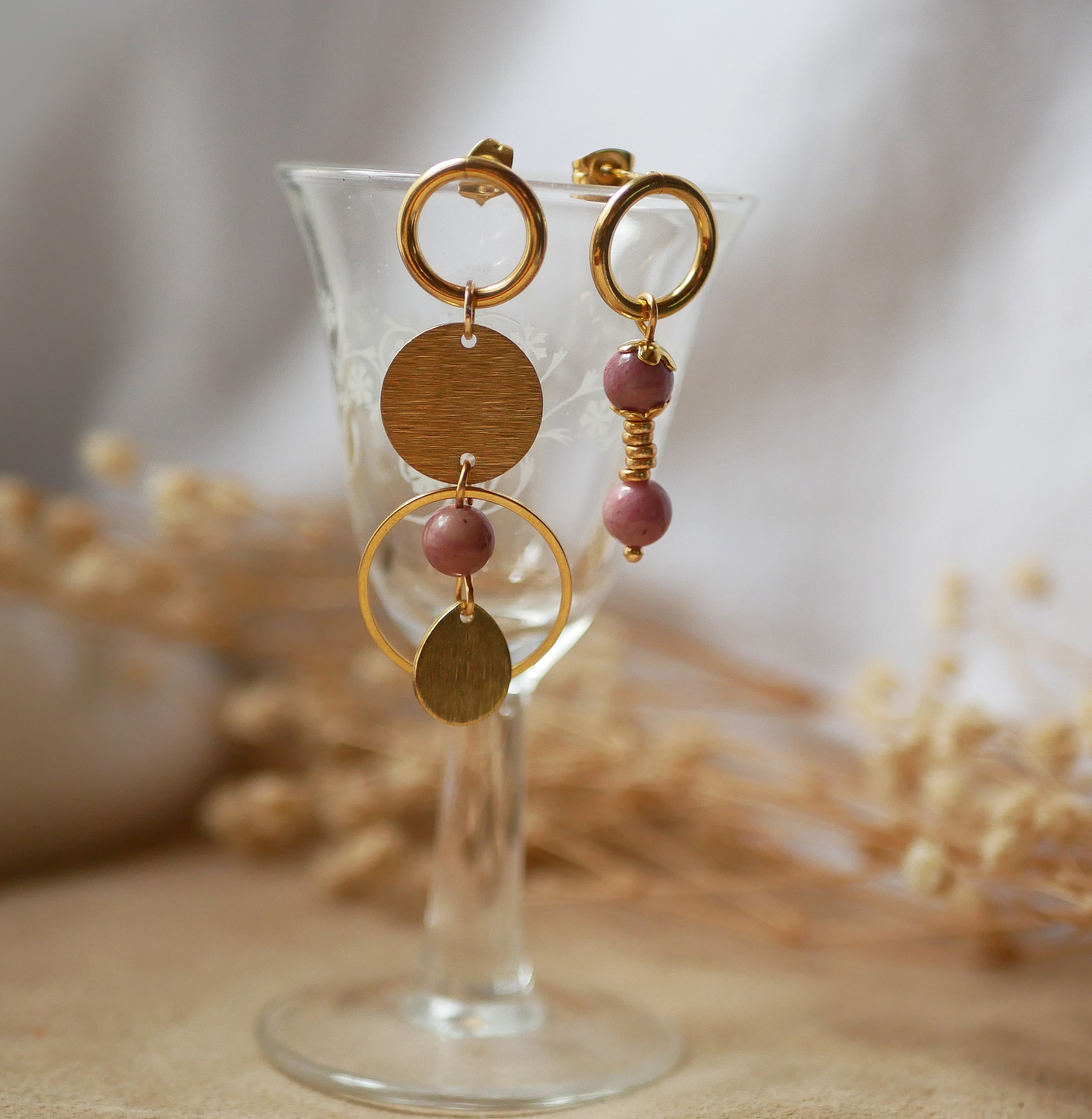 Pendiente solitario con perlas de rodonita rosa y gran anillo de oro