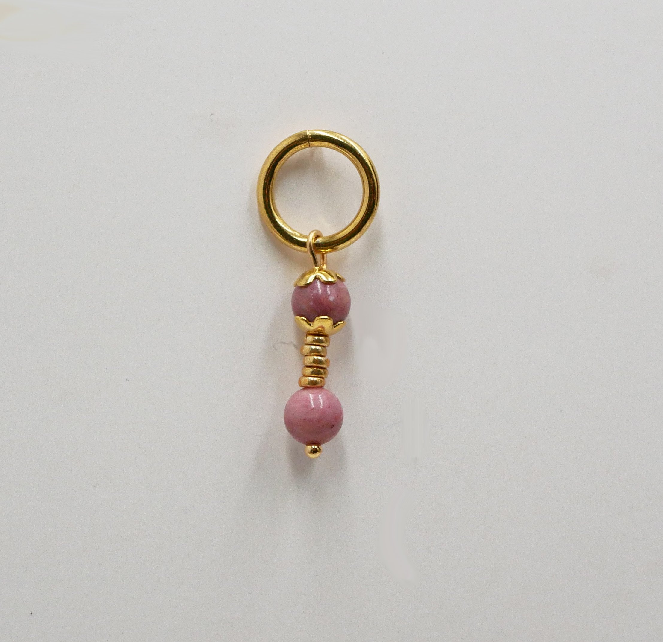 Pendiente solitario con perlas de rodonita rosa y gran anillo de oro