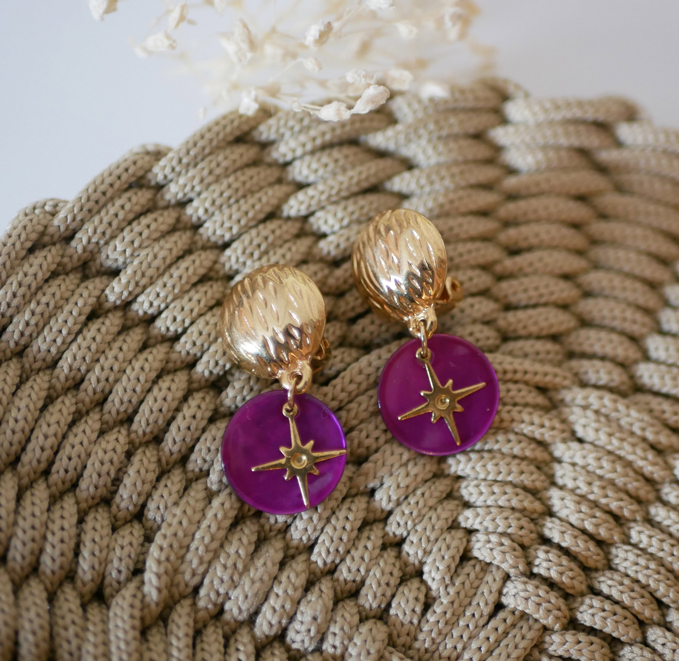 Pendientes de clip fucsia de la colecci&oacute;n "Les nacr&eacute;es 