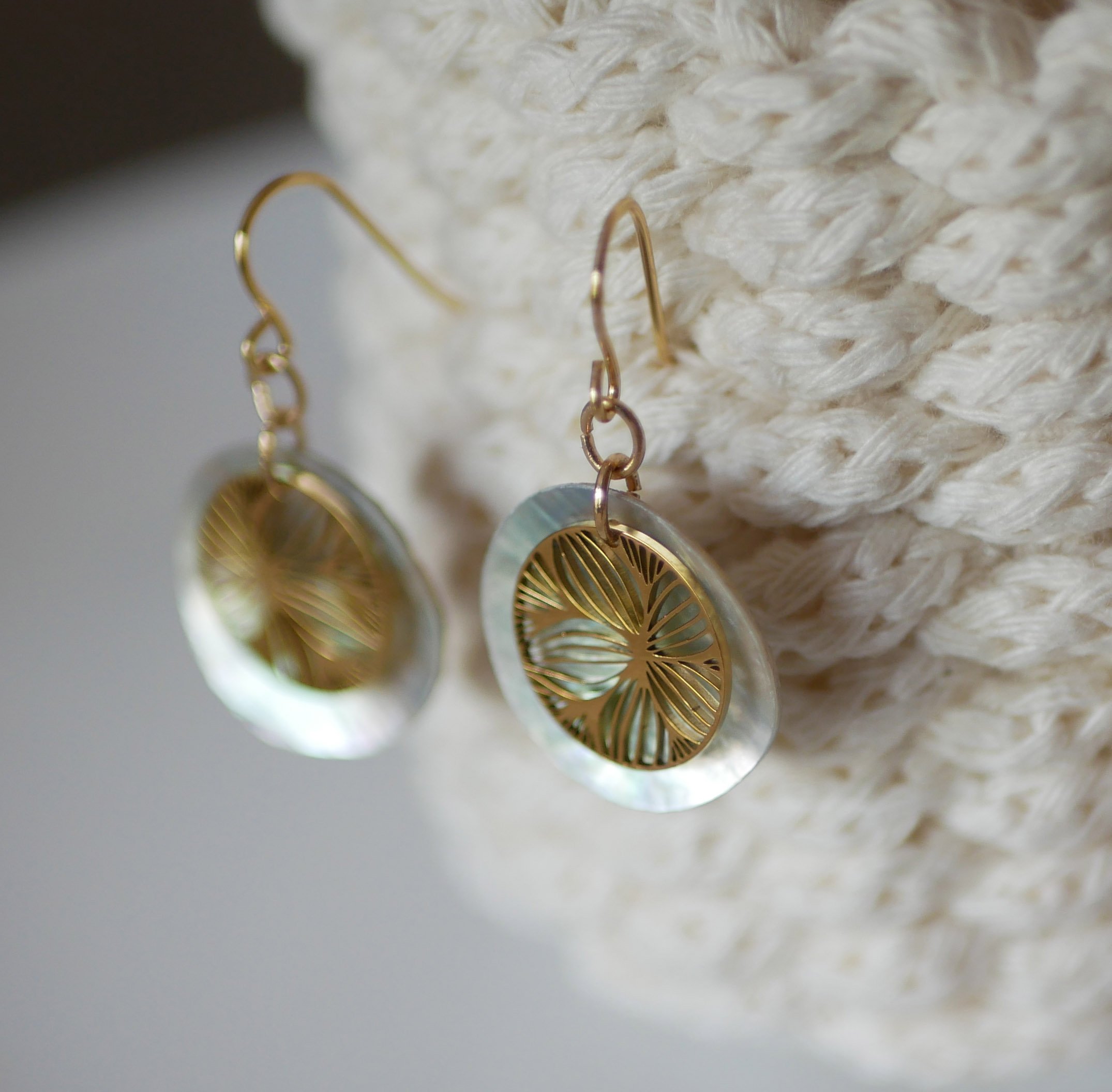 Pendientes de la colecci&oacute;n "Les nacr&eacute;es", disco floral