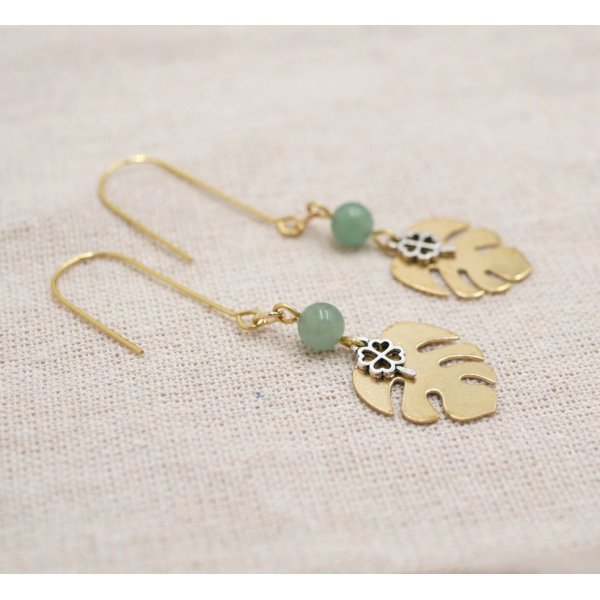 Pendientes, lat&oacute;n bruto, hojas de monstera y tr&eacute;bol