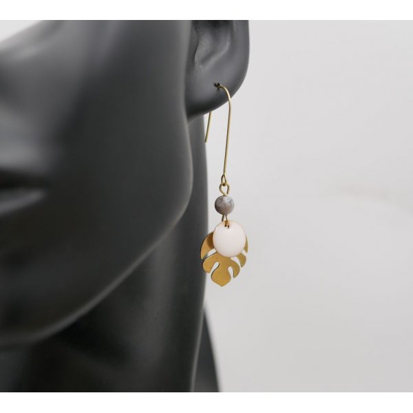 Pendientes, hojas de monstera de lat&oacute;n bruto y lentejuelas blancas