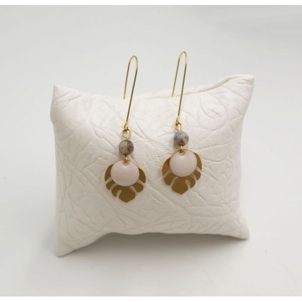 Pendientes, hojas de monstera de lat&oacute;n bruto y lentejuelas blancas