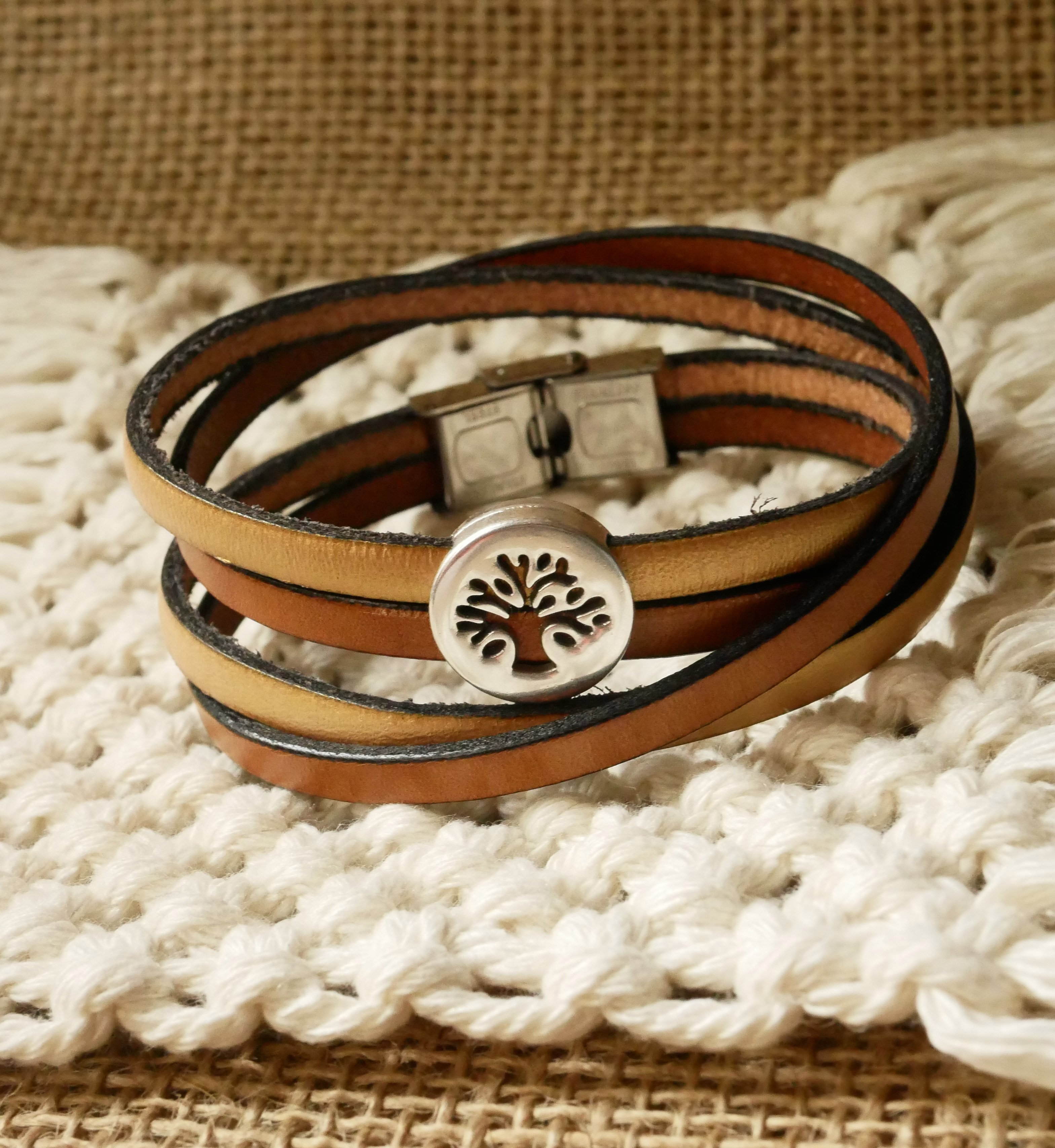 Pulsera &aacute;rbol de la vida en doble cuero personalizada por grabado