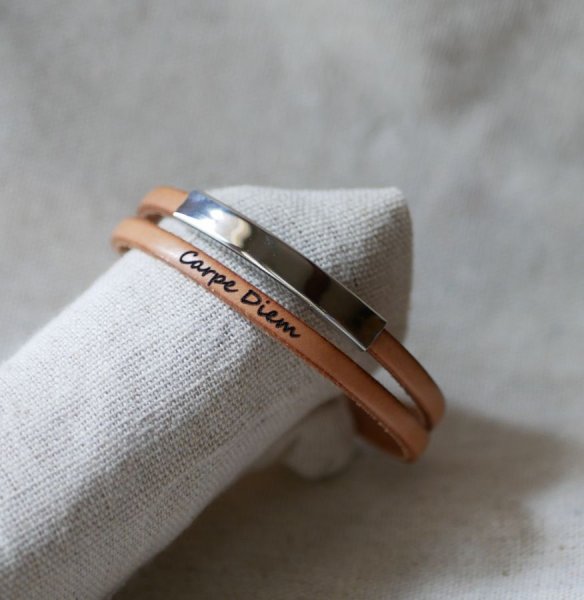 Pulsera de barra met&aacute;lica en cuero, doble vuelta 