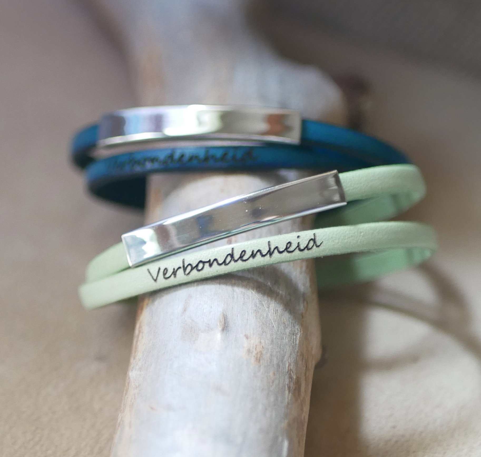 Pulsera de barra met&aacute;lica en cuero, doble vuelta 