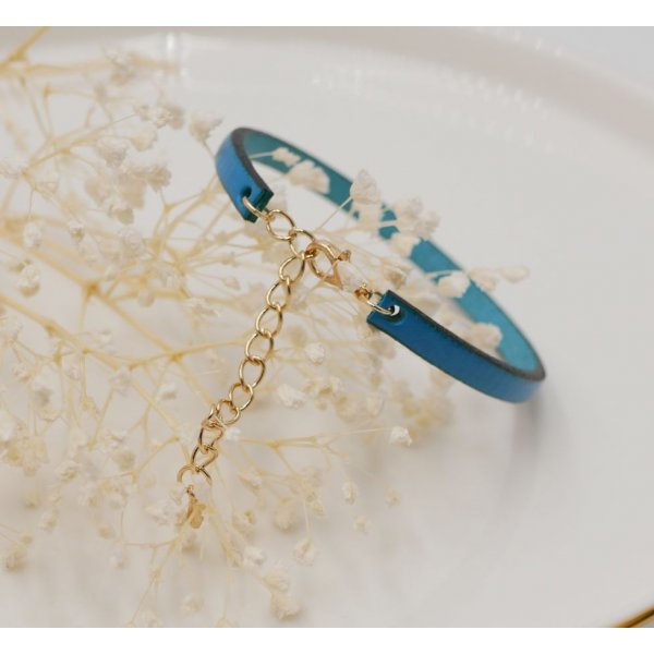 Tobillera de piel fina que se puede personalizar mediante grabado