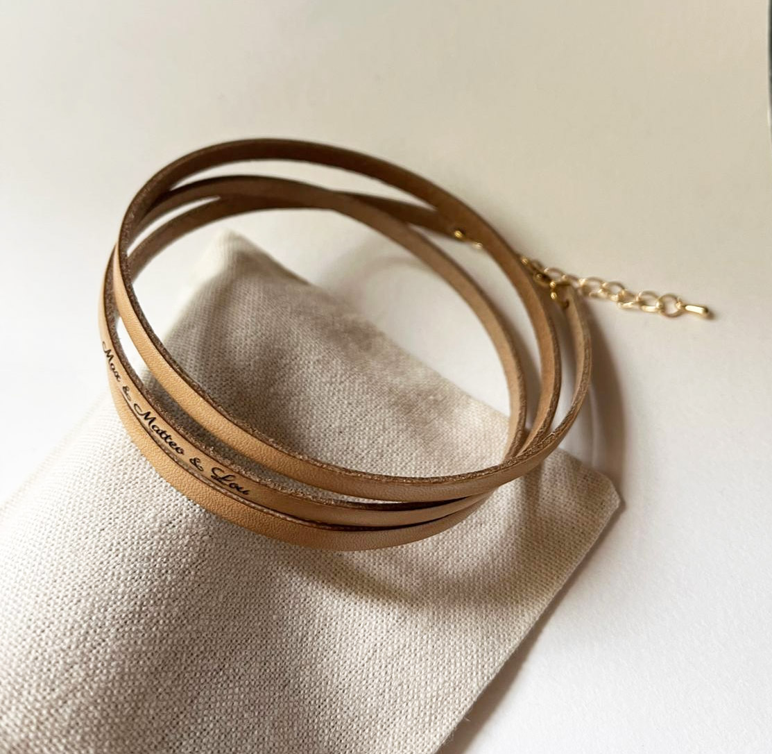Bracelet de cheville en cuir beige personnalisable avec gravure.
