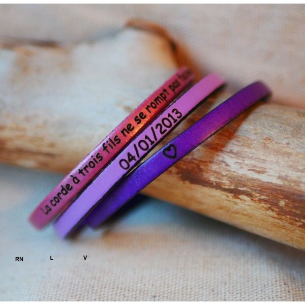 Tobillera de piel fina que se puede personalizar mediante grabado