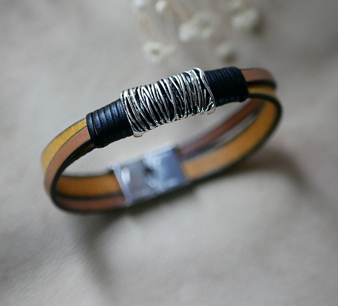 Bracelet homme bicolore en cuir véritable avec fermoir acier.