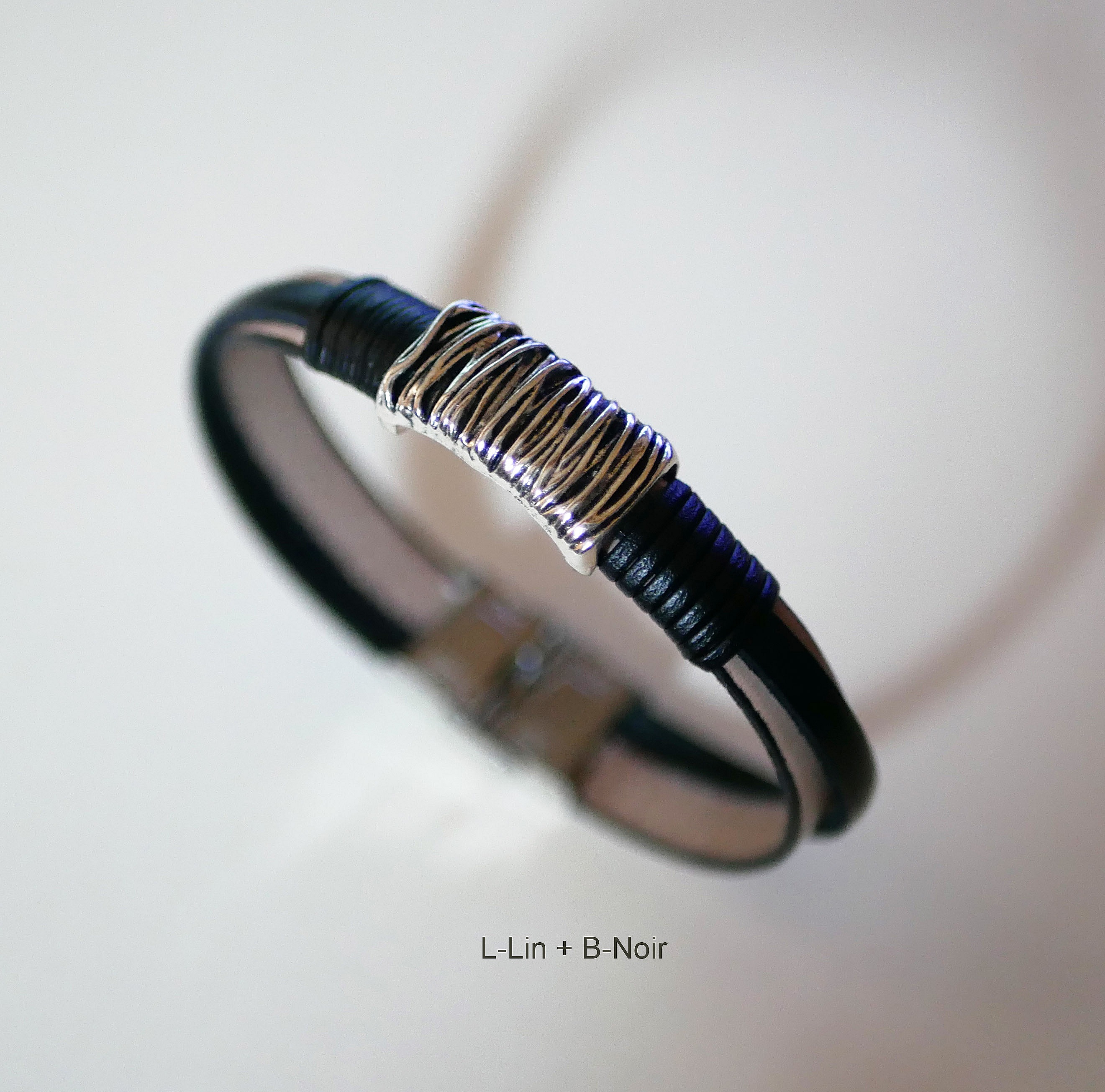 Bracelet homme bicolore en cuir et métal personnalisable.