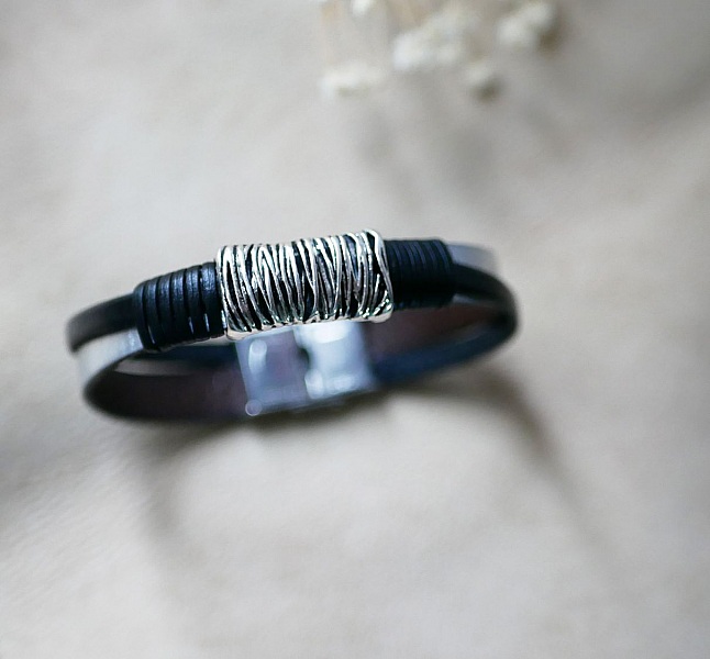 Bracelet homme bicolore en cuir véritable et métal personnalisable.