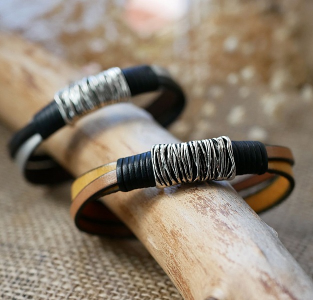 Bracelet homme bicolore en cuir véritable et fermoir métal.