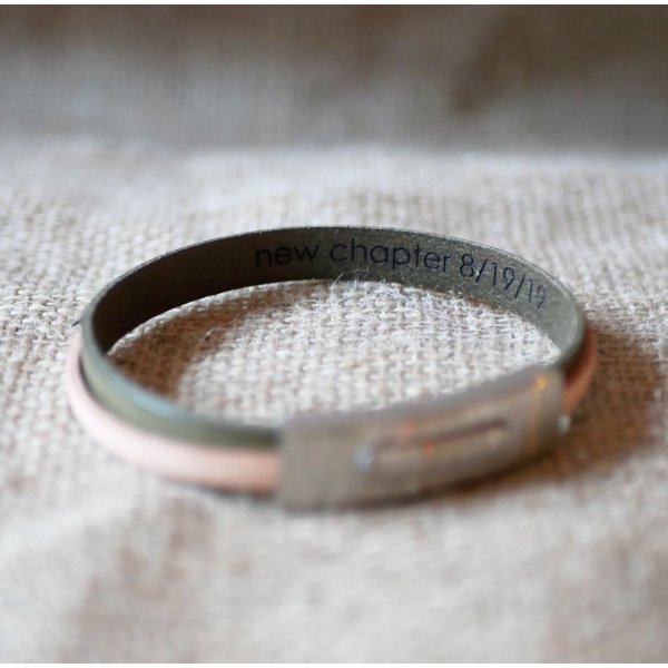 Correa de piel bicolor personalizable mediante color y grabado 