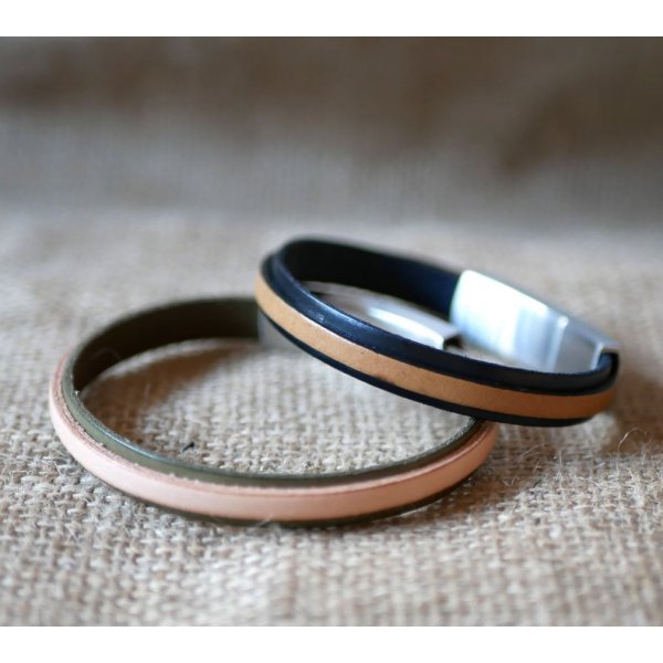 Correa de piel bicolor personalizable mediante color y grabado 