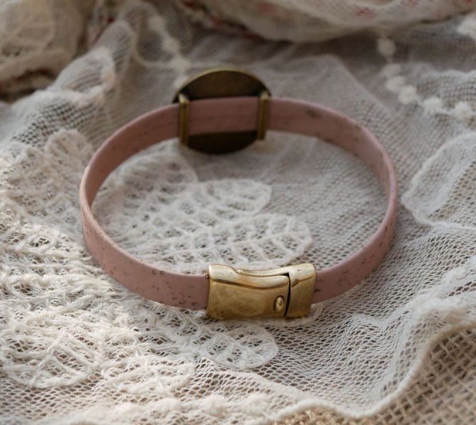 Pulsera de cuero con cabuj&oacute;n de madera grabado engastado en bronce