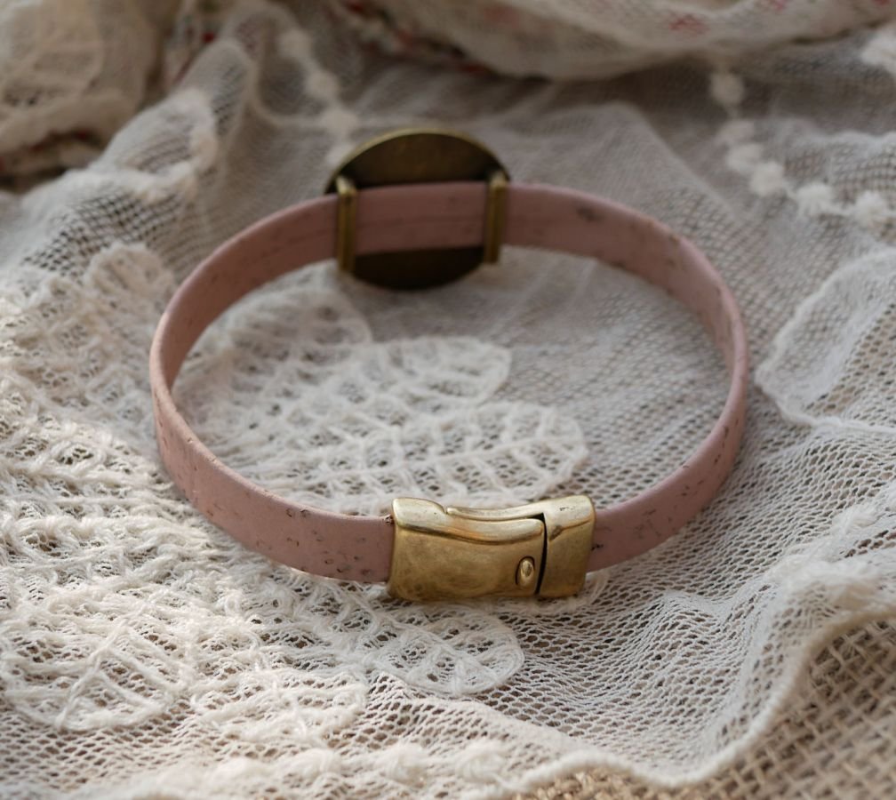 Pulsera de cuero con cabujón de madera grabado engastado en bronce