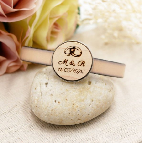 Pulsera de cuero con cabuj&oacute;n de madera grabado engastado en bronce