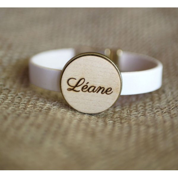 Pulsera de cuero con cabuj&oacute;n de madera grabado engastado en bronce