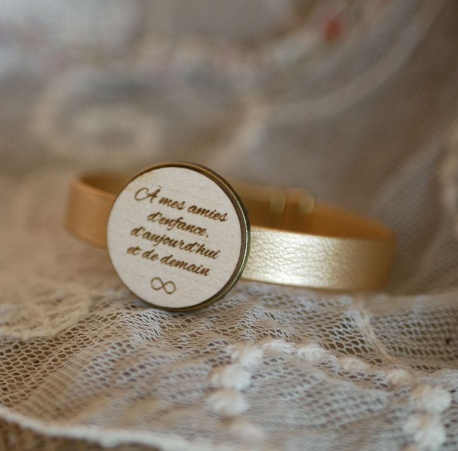 Pulsera de cuero con cabujón de madera grabado engastado en bronce