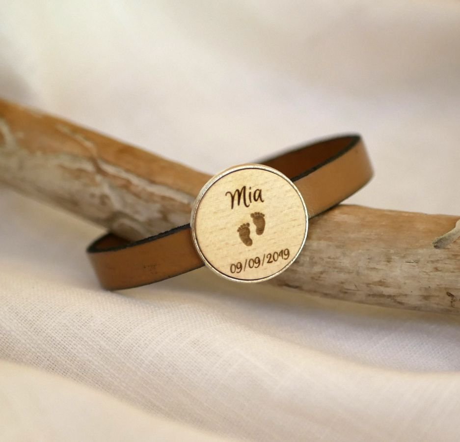 Pulsera de cuero con cabujón de madera grabado engastado en plata