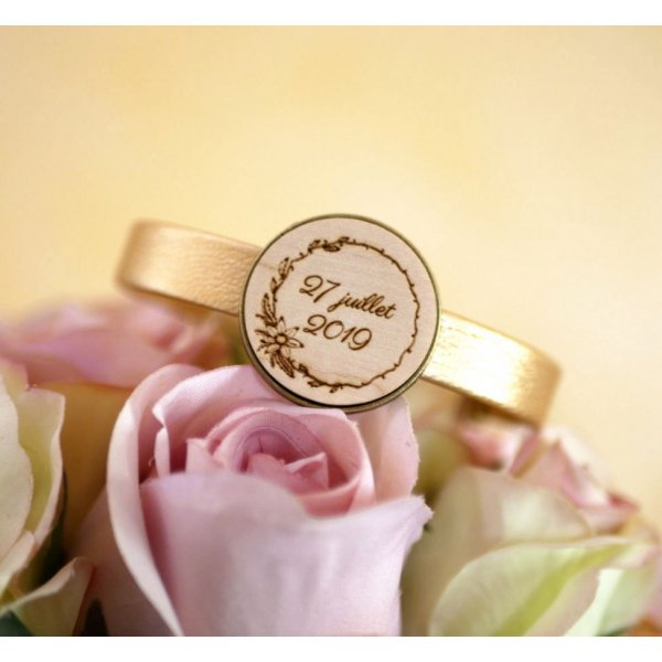 Pulsera de cuero con cabuj&oacute;n de madera grabado engastado en bronce