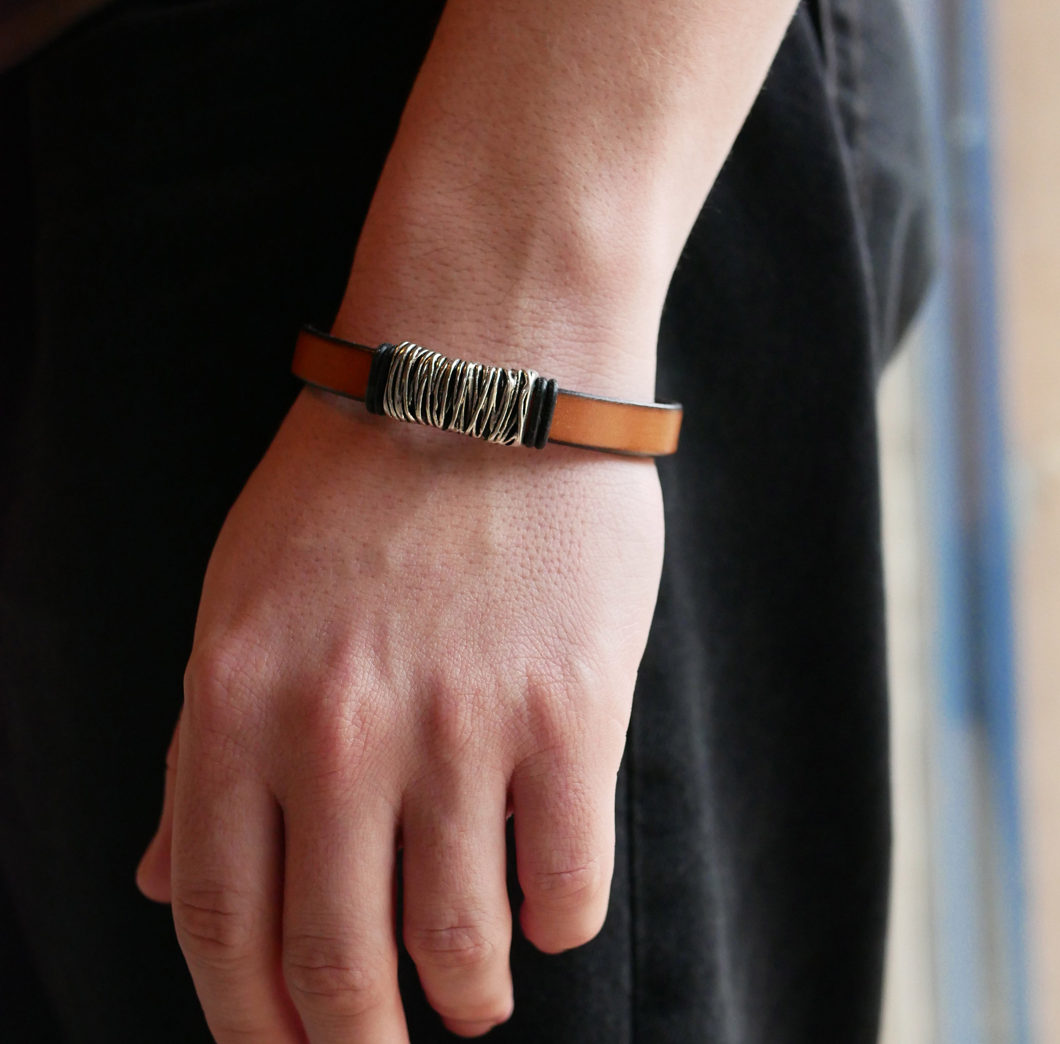 Correa de piel camel con adorno de metal trenzado y cierre en forma de T