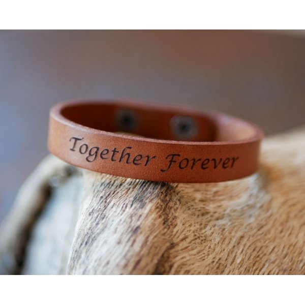 Correa de piel mixta camel grabada con botones de presi&oacute;n