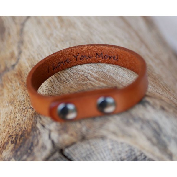 Correa de piel mixta camel grabada con botones de presi&oacute;n