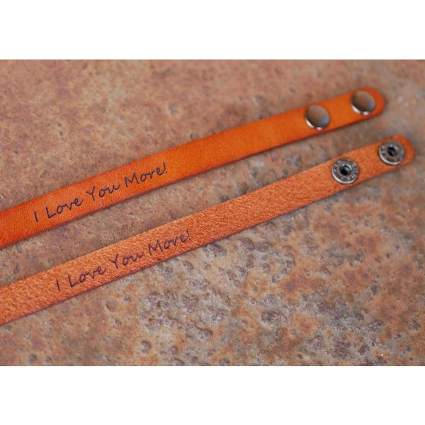 Correa de piel mixta camel grabada con botones de presi&oacute;n