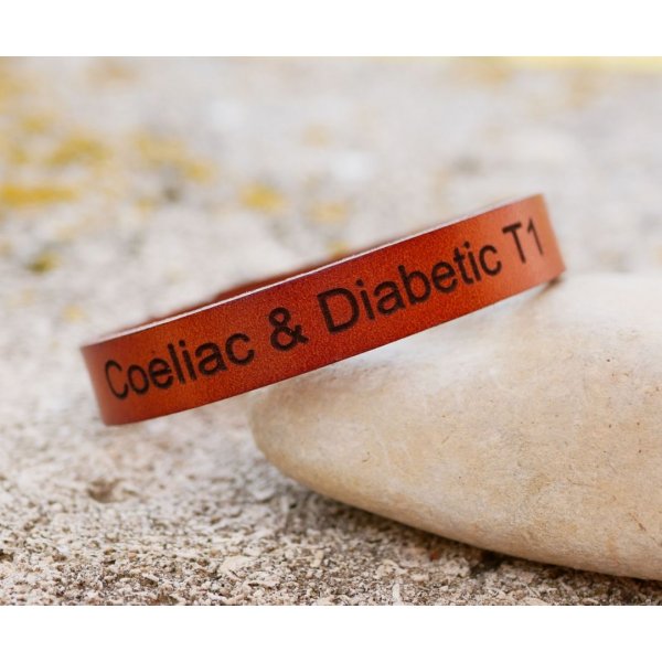 Correa de piel mixta camel grabada con botones de presi&oacute;n