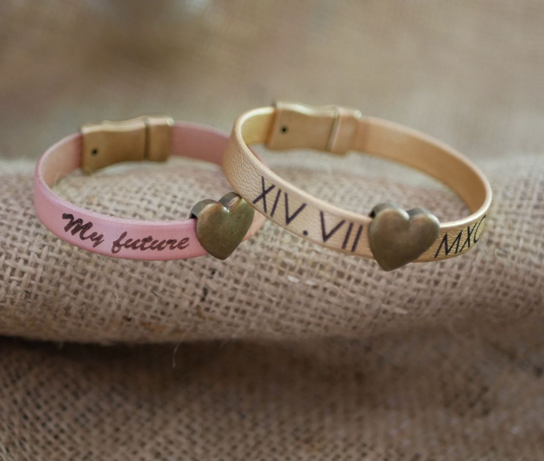 Pulsera de cuero con corazón de bronce antiguo, personalizable 