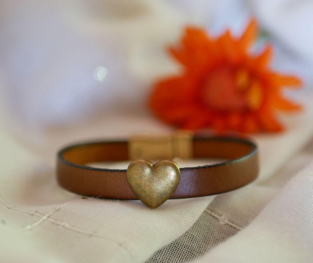 Pulsera de cuero con corazón de bronce antiguo, personalizable 