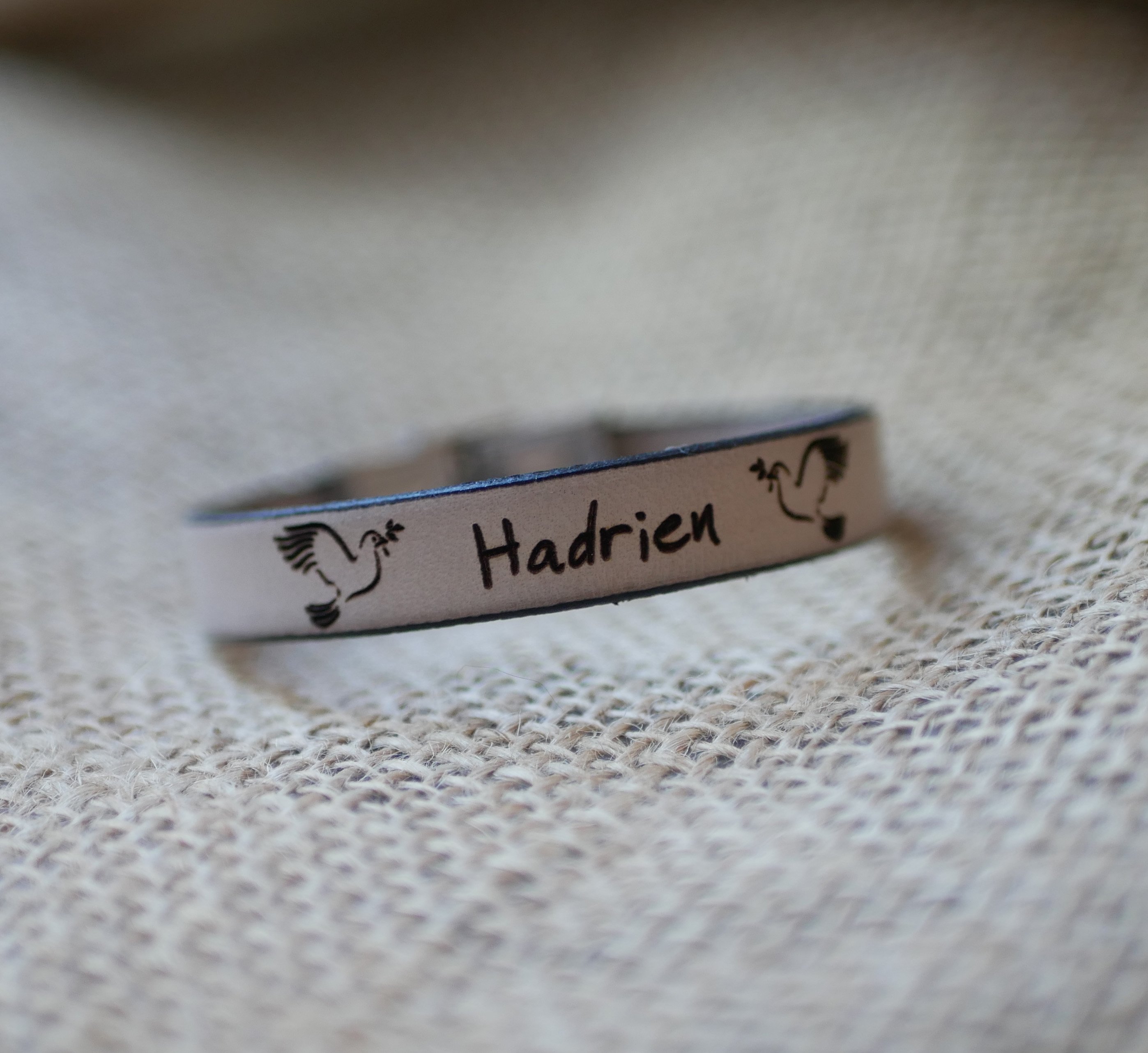 Pulsera de piel para comuni&oacute;n o bautizo personalizada con el nombre de pila 