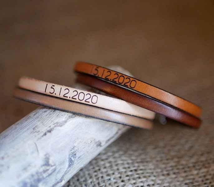 Bracelet cuir double personnalisable avec gravure laser sur bois.
