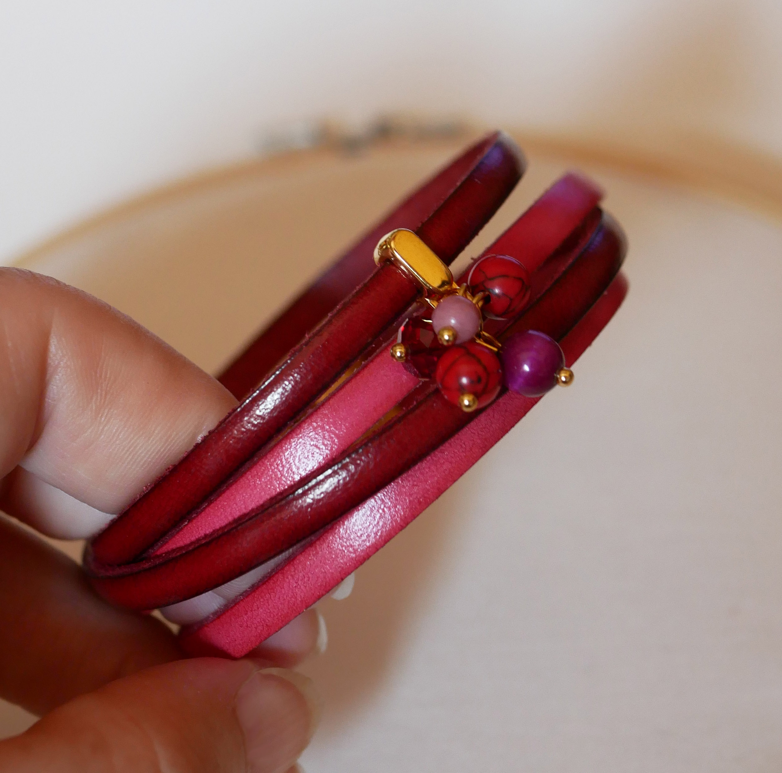 Pulsera dúo de cuero decorada con perlas fucsia