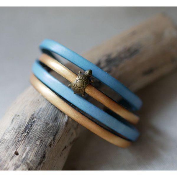 Doble correa de piel en d&uacute;o decorada con una tortuga de bronce