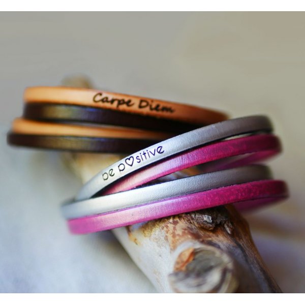 Pulsera doble de cuero a d&uacute;o personalizable mediante grabado