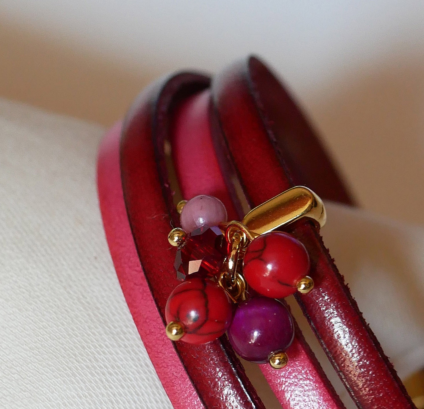 Pulsera d&uacute;o de cuero decorada con perlas fucsia