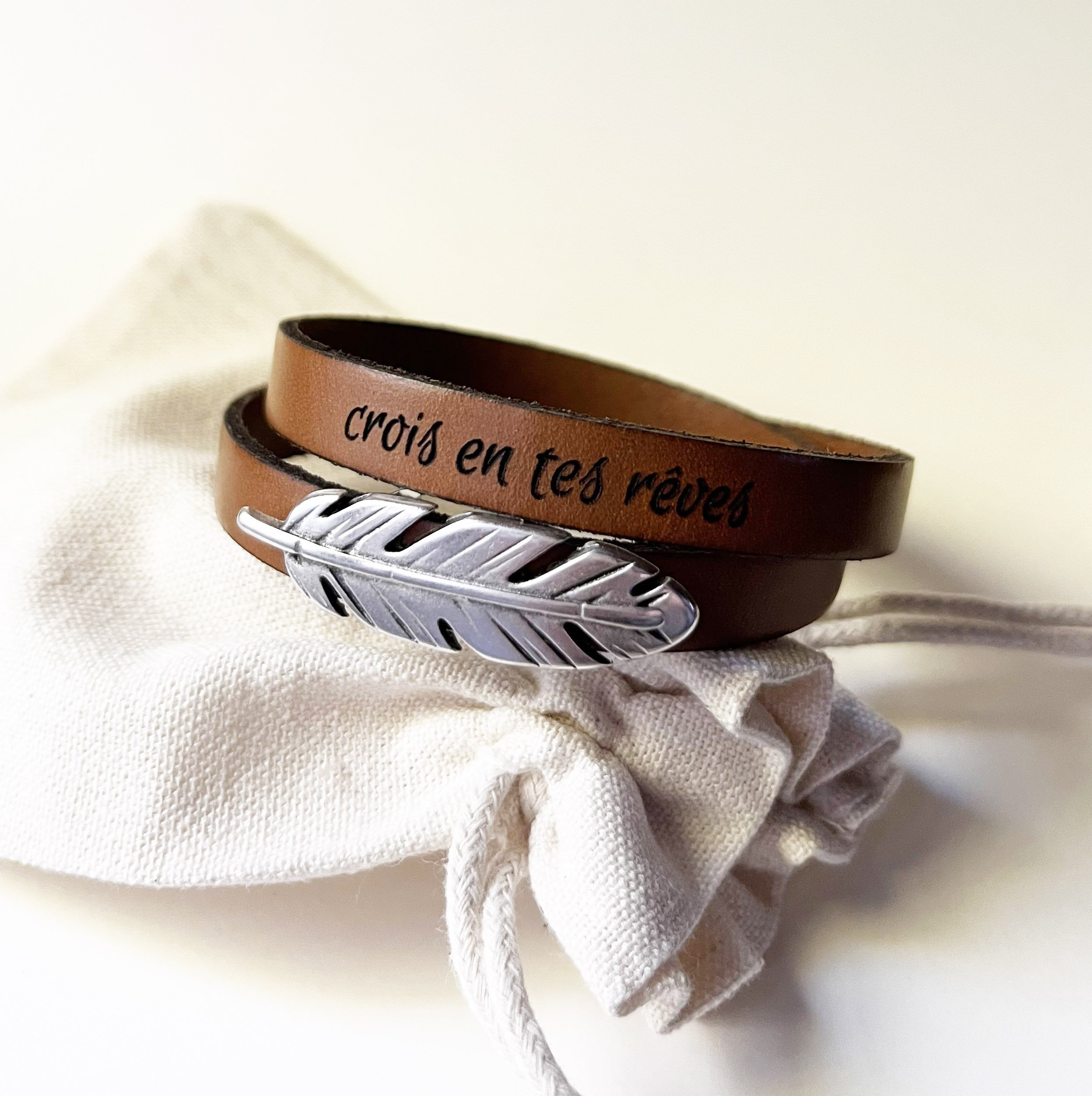 Bracelet cuir double en duo d&eacute;cor&eacute; d'une plume argent&eacute;e