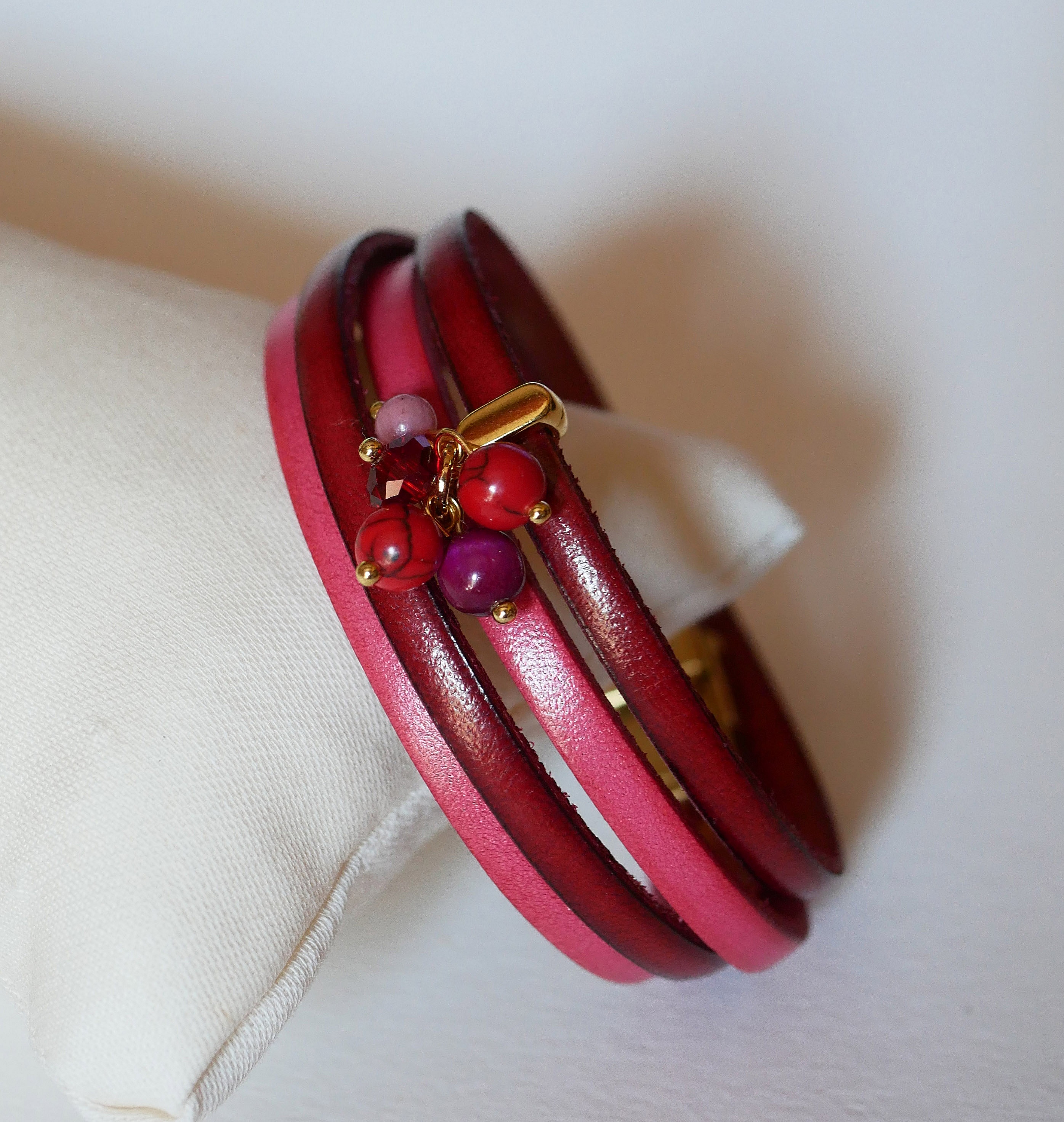 Pulsera d&uacute;o de cuero decorada con perlas fucsia