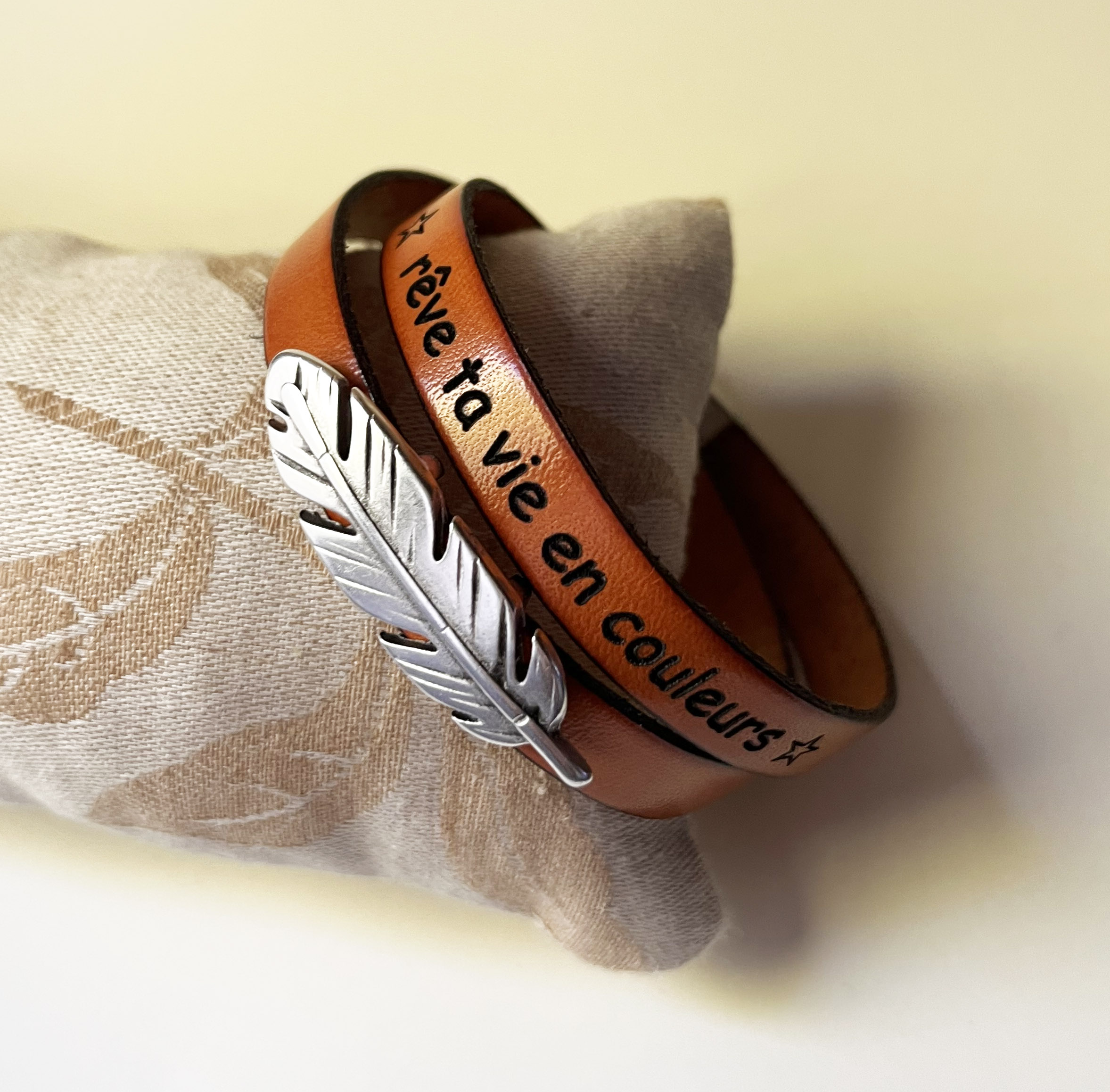 Bracelet cuir double en duo décoré d'une plume argentée