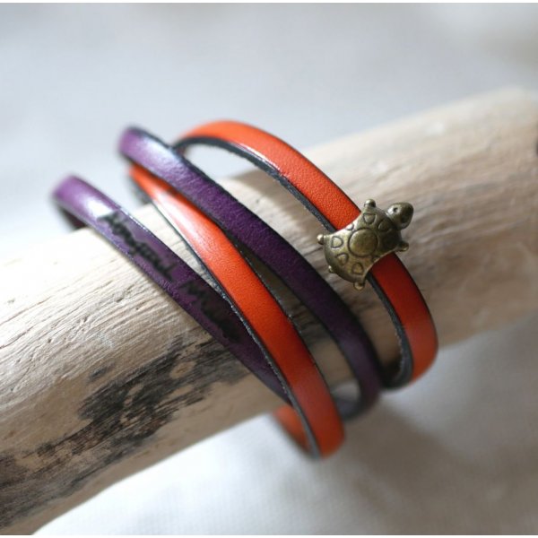 Doble correa de piel en d&uacute;o decorada con una tortuga de bronce