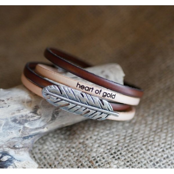 Doble correa de piel en d&uacute;o decorada con una pluma plateada