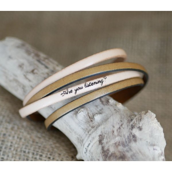 Pulsera doble de cuero a d&uacute;o personalizable mediante grabado