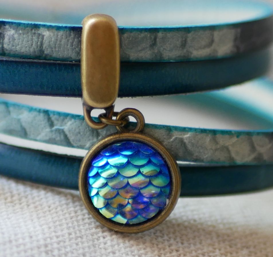 Pulsera doble de cuero en dúo decorada con un cabujón de escamas de sirena 