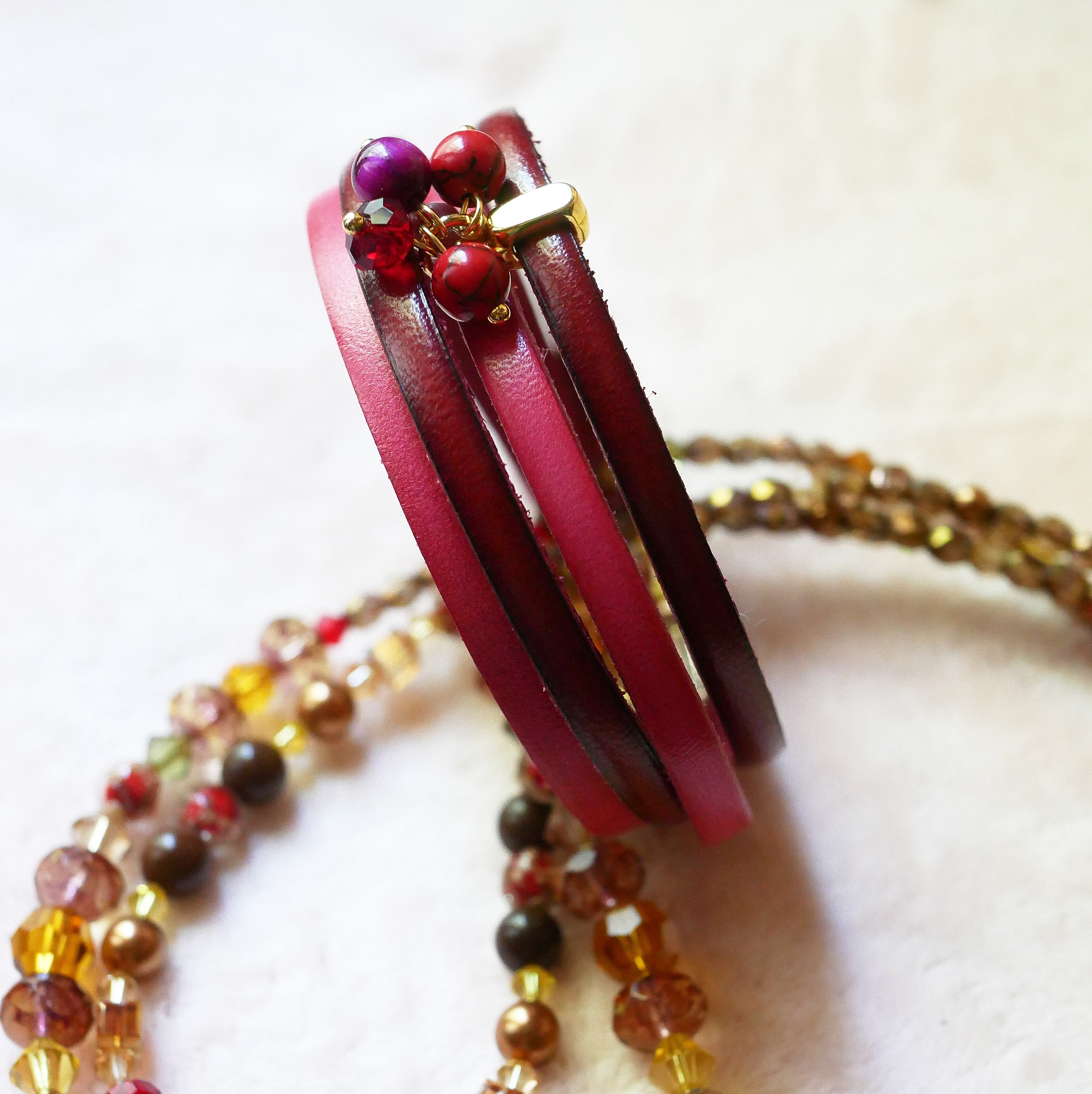 Pulsera d&uacute;o de cuero decorada con perlas fucsia