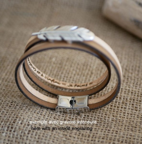 Doble correa de piel en d&uacute;o decorada con una pluma plateada