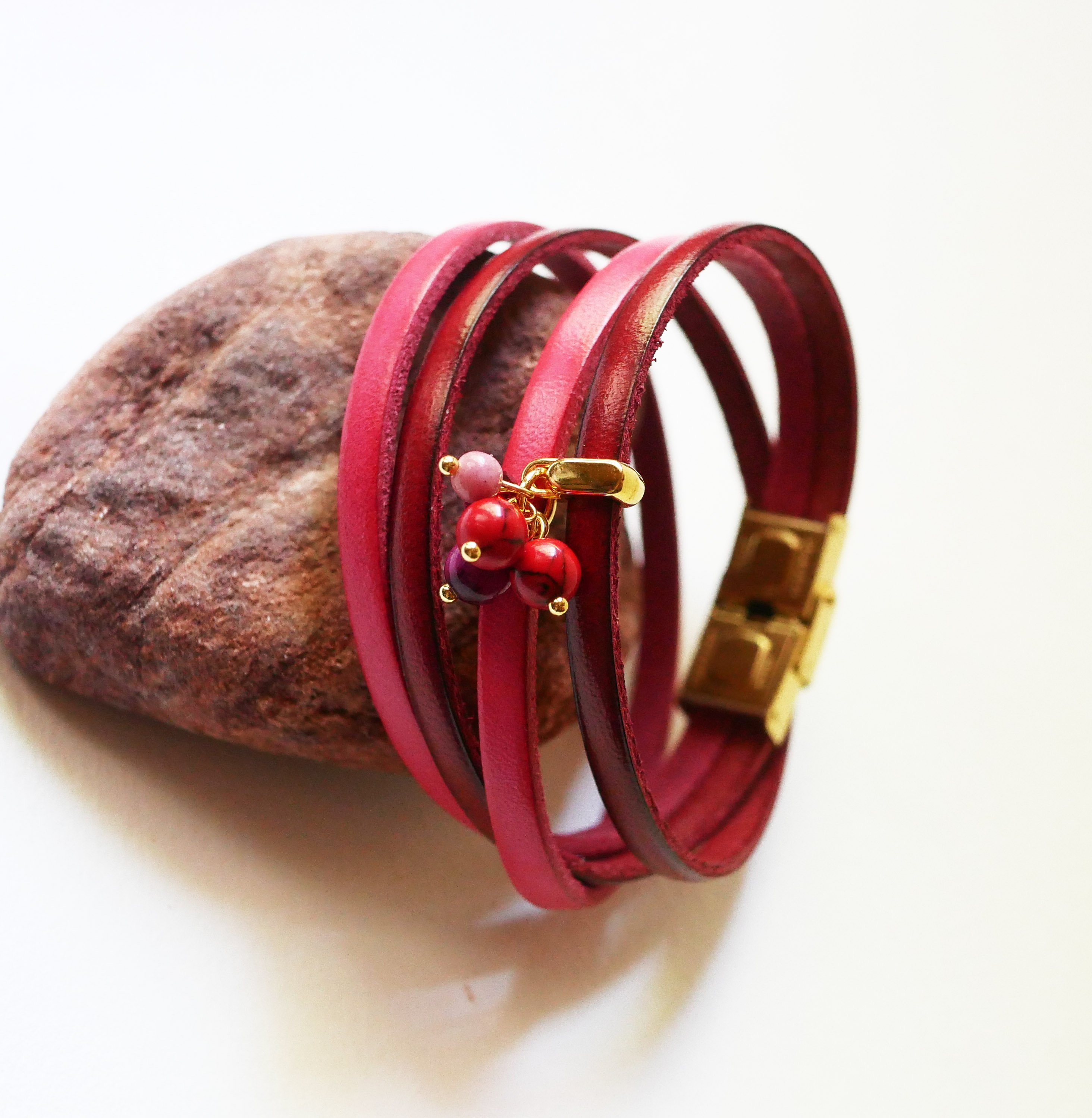 Pulsera dúo de cuero decorada con perlas fucsia